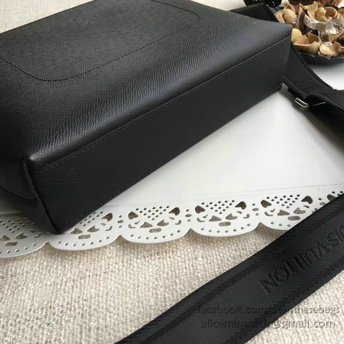 Louis Vuitton Taiga Leather Grigori Pochette MM Noir M30238