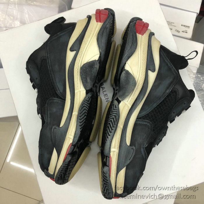 Balenciaga Triple S Sneakers B811062E