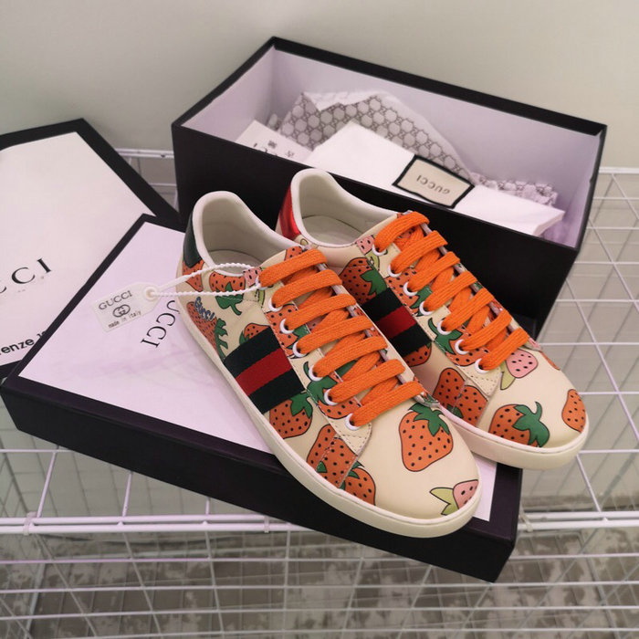 Gucci Ace leather sneaker with Gucci Strawberry print 387993