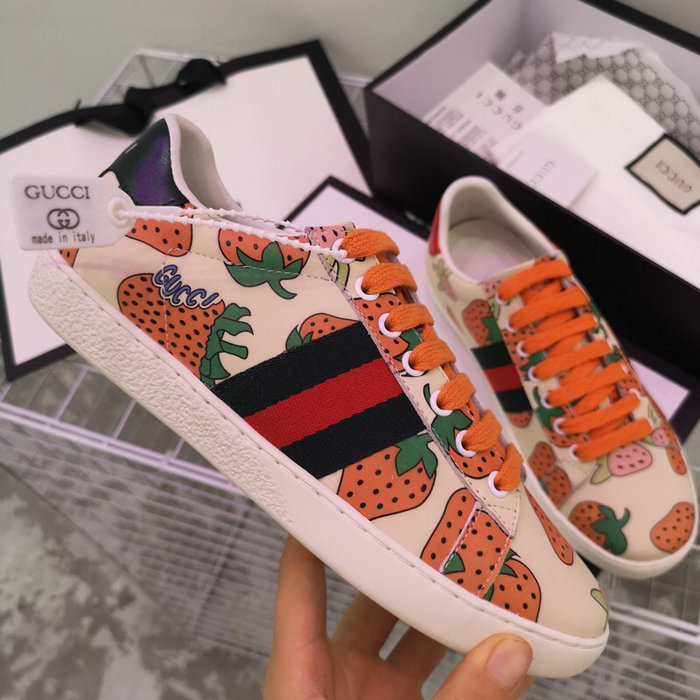 Gucci Ace leather sneaker with Gucci Strawberry print 387993