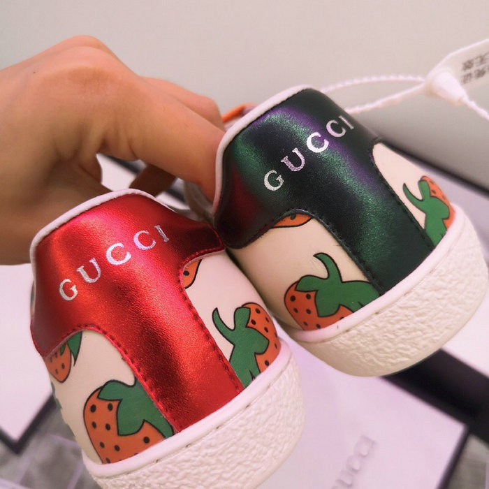 Gucci Ace leather sneaker with Gucci Strawberry print 387993