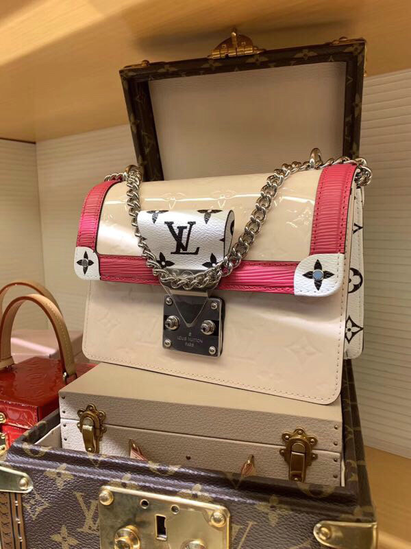 Louis Vuitton Monogram Vernis LV Wynwood Creme M90442