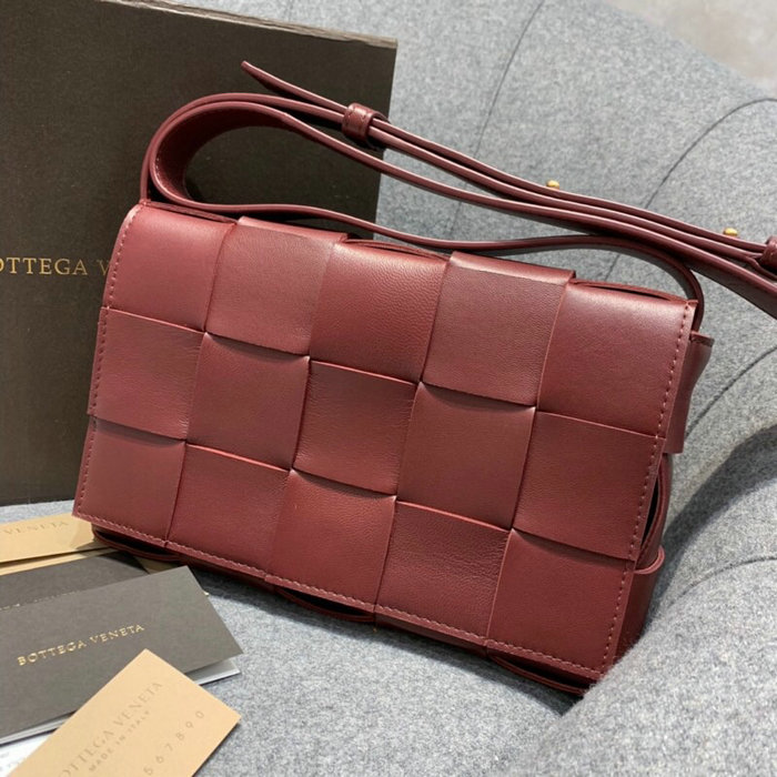 Bottega Veneta Cassette Bag in Maxi Intreccio Bordeaux 578004