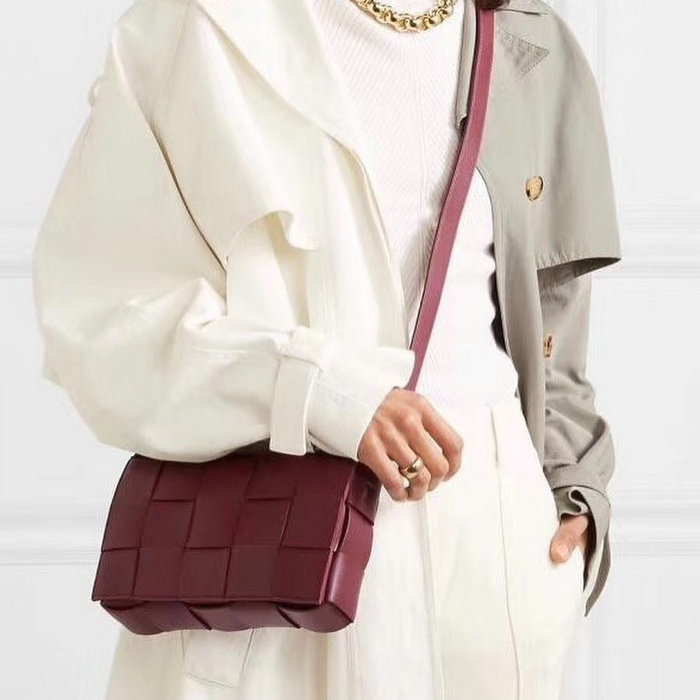 Bottega Veneta Cassette Bag in Maxi Intreccio Bordeaux 578004