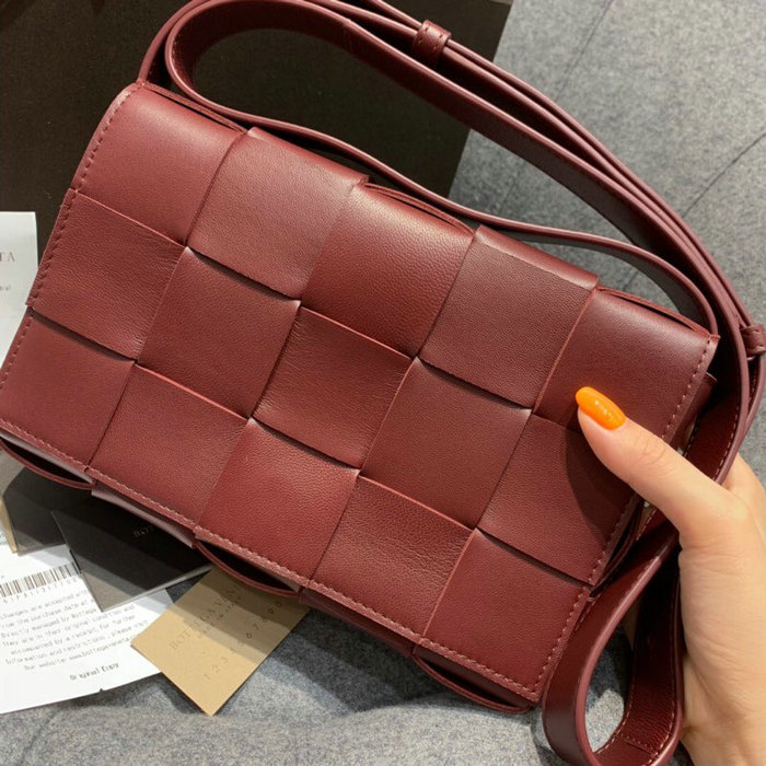 Bottega Veneta Cassette Bag in Maxi Intreccio Bordeaux 578004