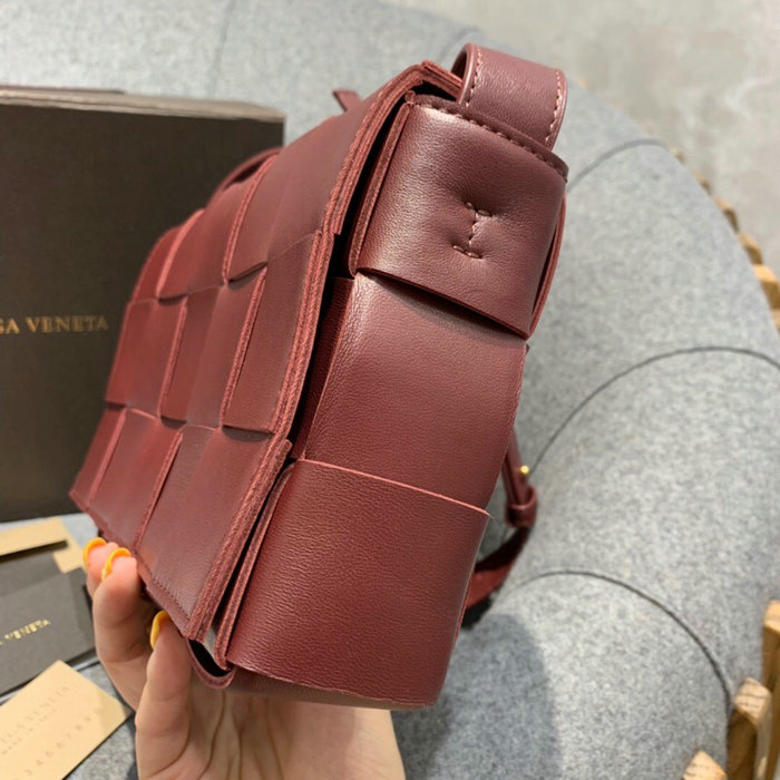 Bottega Veneta Cassette Bag in Maxi Intreccio Bordeaux 578004