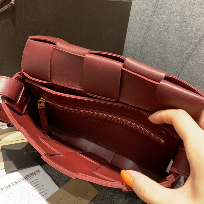 Bottega Veneta Cassette Bag in Maxi Intreccio Bordeaux 578004