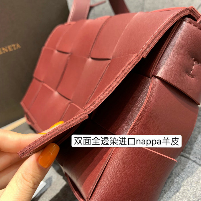 Bottega Veneta Cassette Bag in Maxi Intreccio Bordeaux 578004