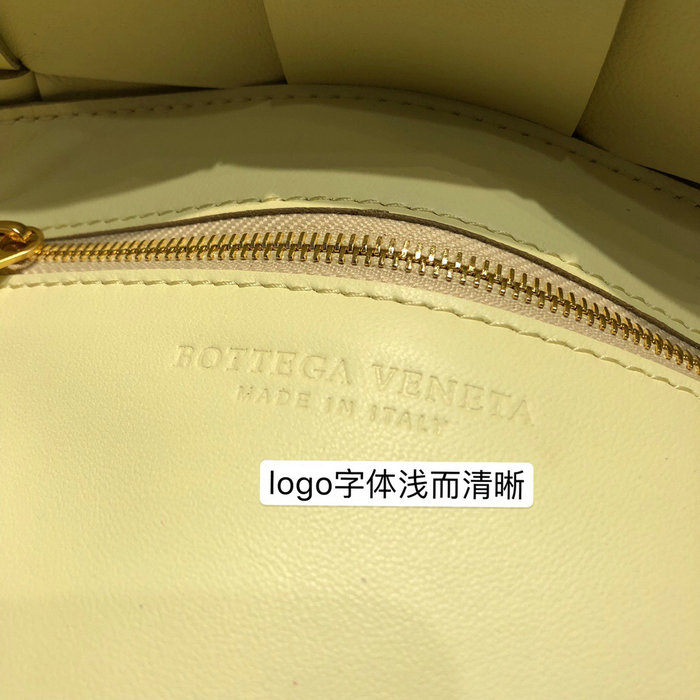 Bottega Veneta Cassette Bag in Maxi Intreccio Ice Cream 578004