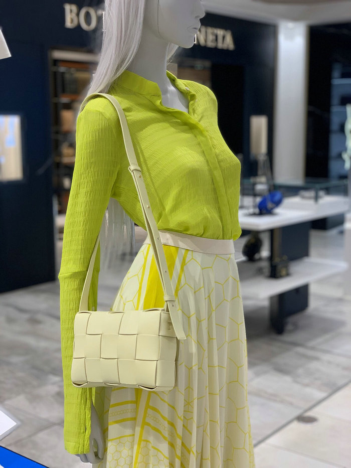 Bottega Veneta Cassette Bag in Maxi Intreccio Ice Cream 578004