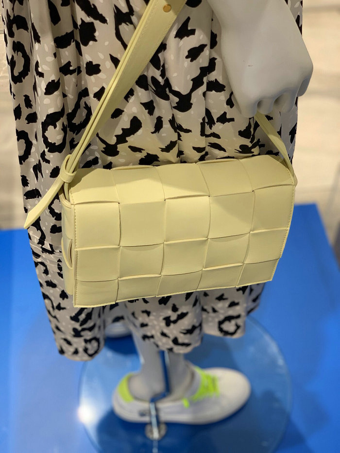 Bottega Veneta Cassette Bag in Maxi Intreccio Ice Cream 578004