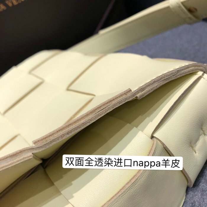 Bottega Veneta Cassette Bag in Maxi Intreccio Ice Cream 578004