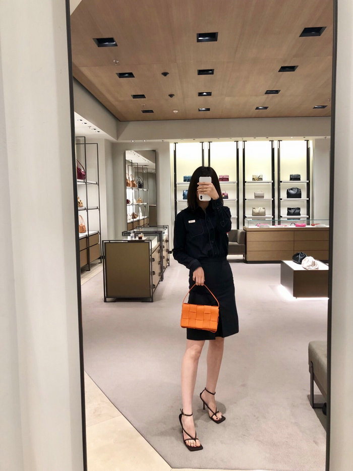 Bottega Veneta Cassette Bag in Maxi Intreccio Orange 578004