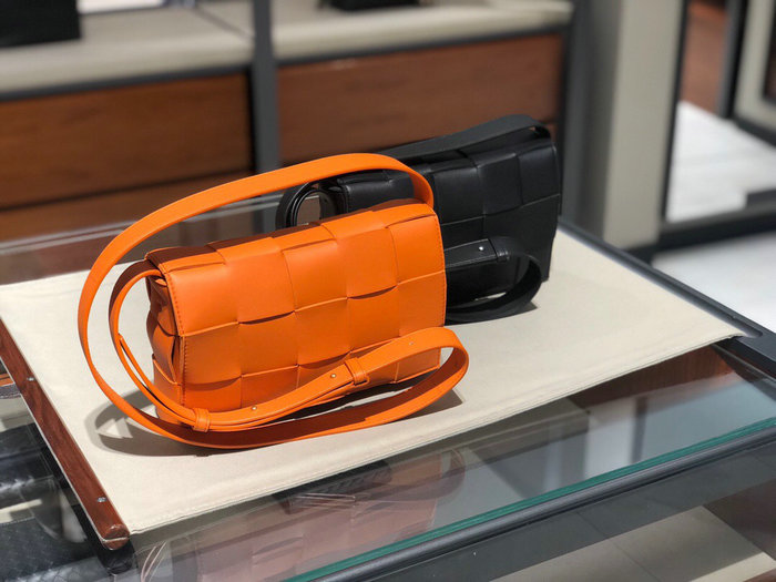 Bottega Veneta Cassette Bag in Maxi Intreccio Orange 578004