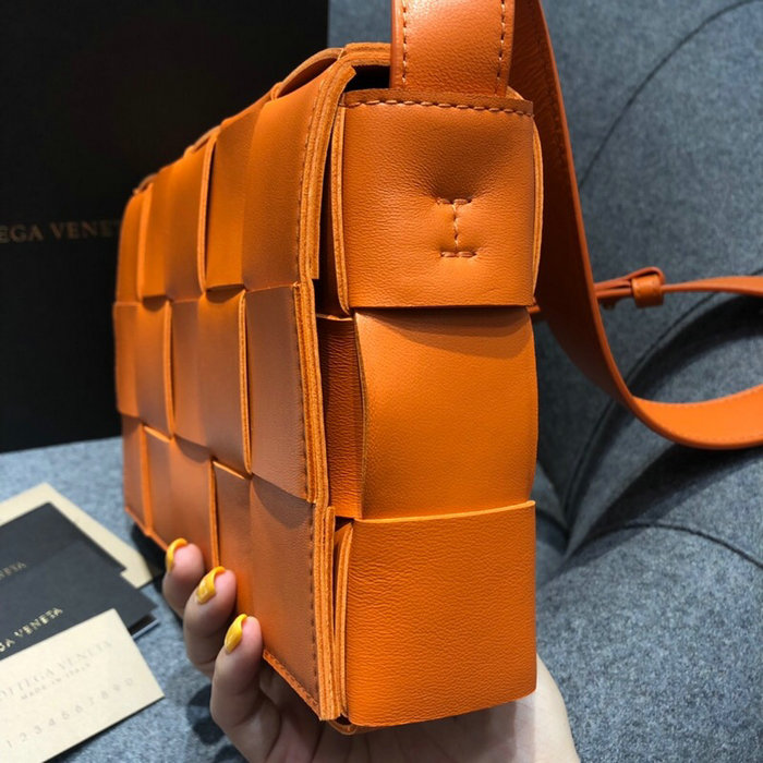 Bottega Veneta Cassette Bag in Maxi Intreccio Orange 578004