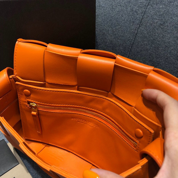 Bottega Veneta Cassette Bag in Maxi Intreccio Orange 578004