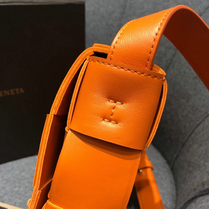 Bottega Veneta Cassette Bag in Maxi Intreccio Orange 578004