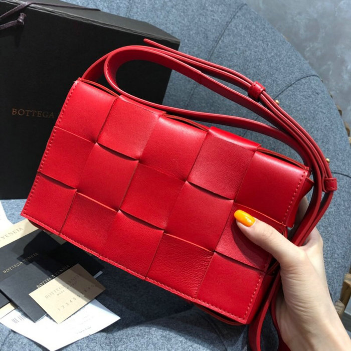 Bottega Veneta Cassette Bag in Maxi Intreccio Red 578004