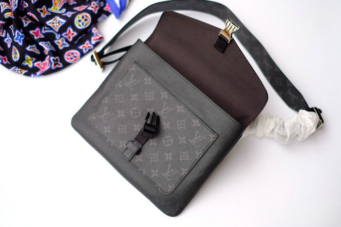 Louis Vuitton Outdoor Flap Messenger M30413