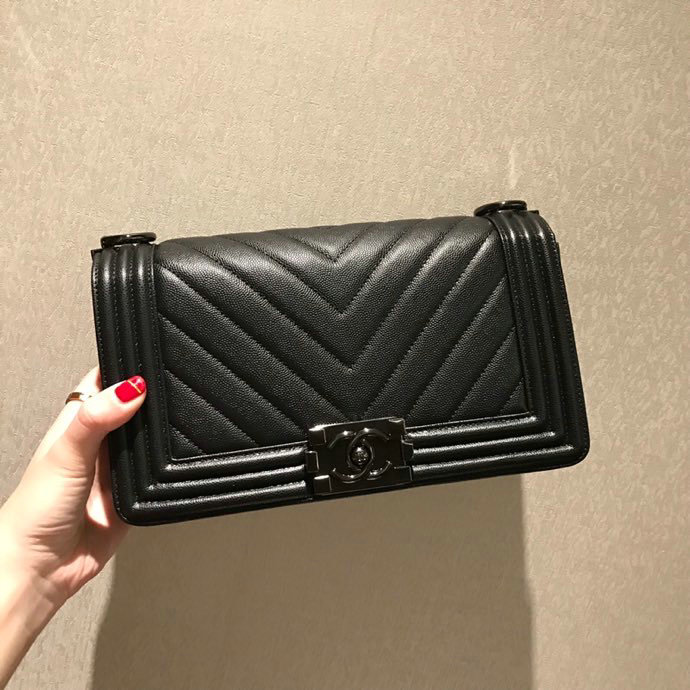 Medium Chanel Chevron Grain Calfskin Boy Bag Black A67086