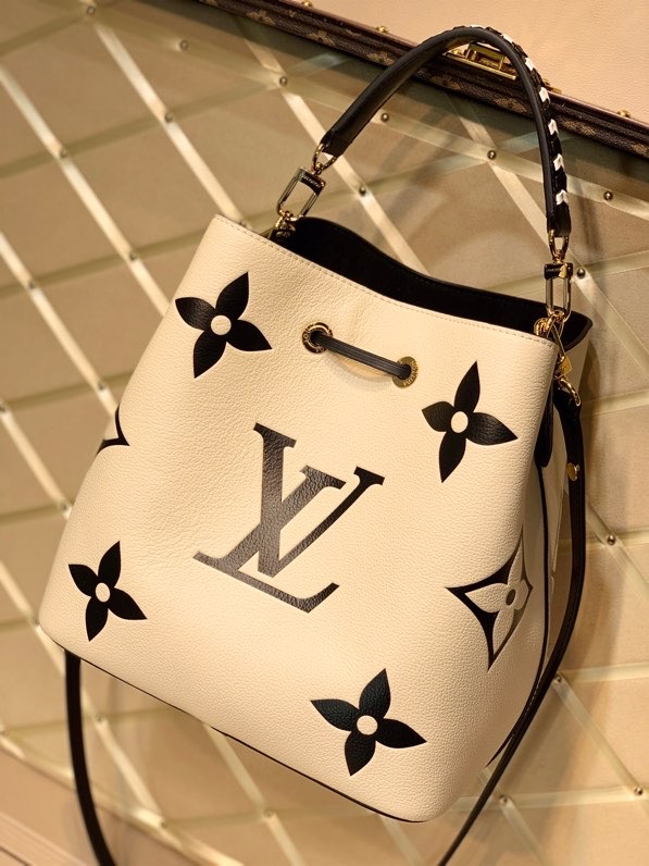 LV Crafty Neonoe MM Cream M56889