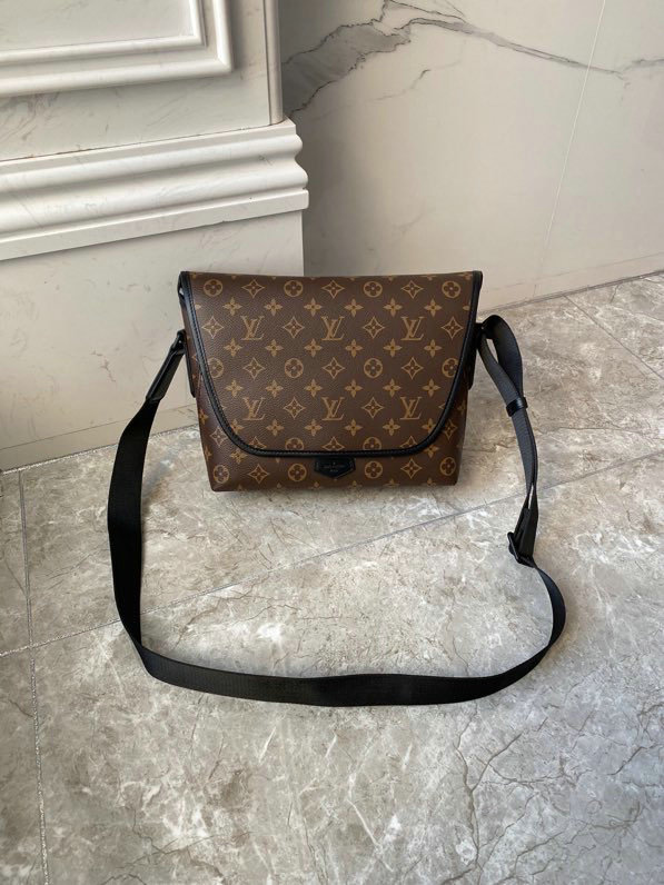 Louis Vuitton Magnetic Messenger M45557