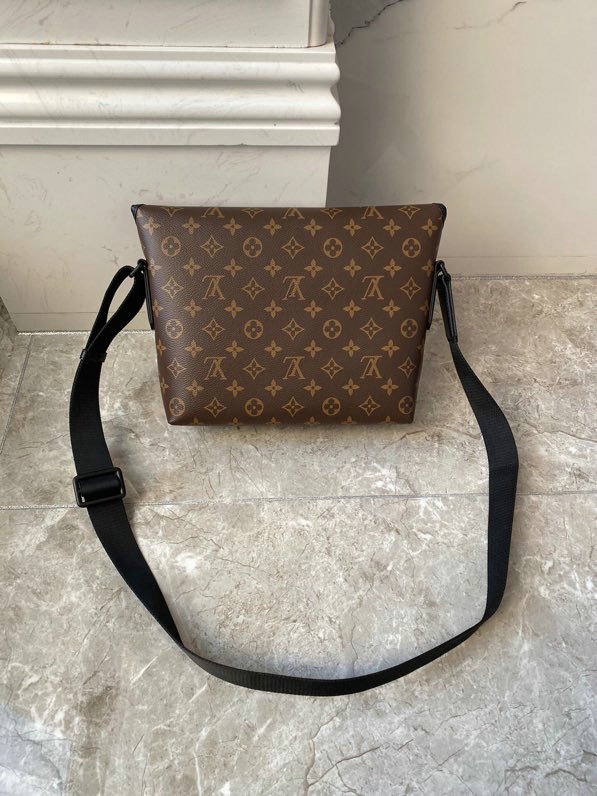 Louis Vuitton Magnetic Messenger M45557