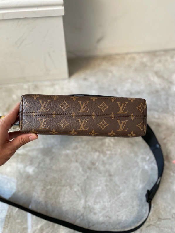 Louis Vuitton Magnetic Messenger M45557