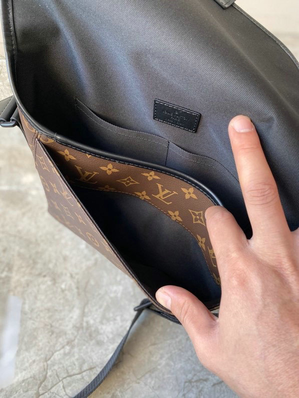 Louis Vuitton Magnetic Messenger M45557