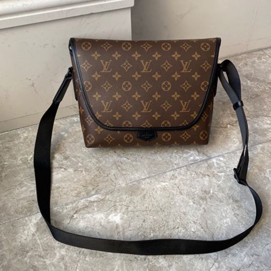 Louis Vuitton Magnetic Messenger M45557