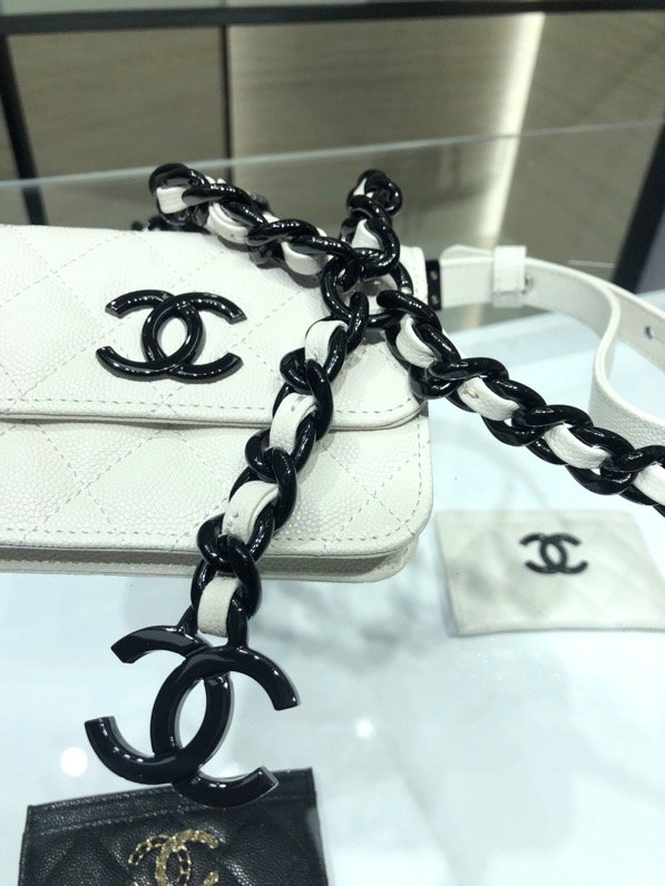 Chanel Grained Calfskin belt flap card holder white AP1955