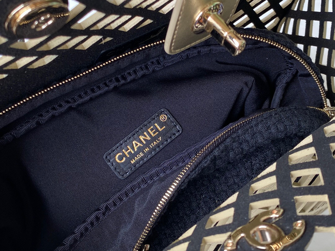 Chanel Large shoulder Bag Gold AS2377