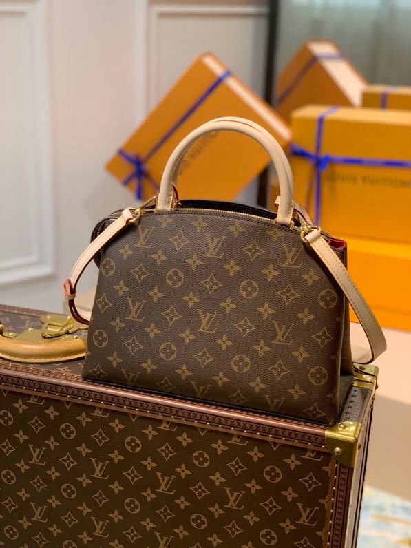 Louis Vuitton Monogram Canvas M45900