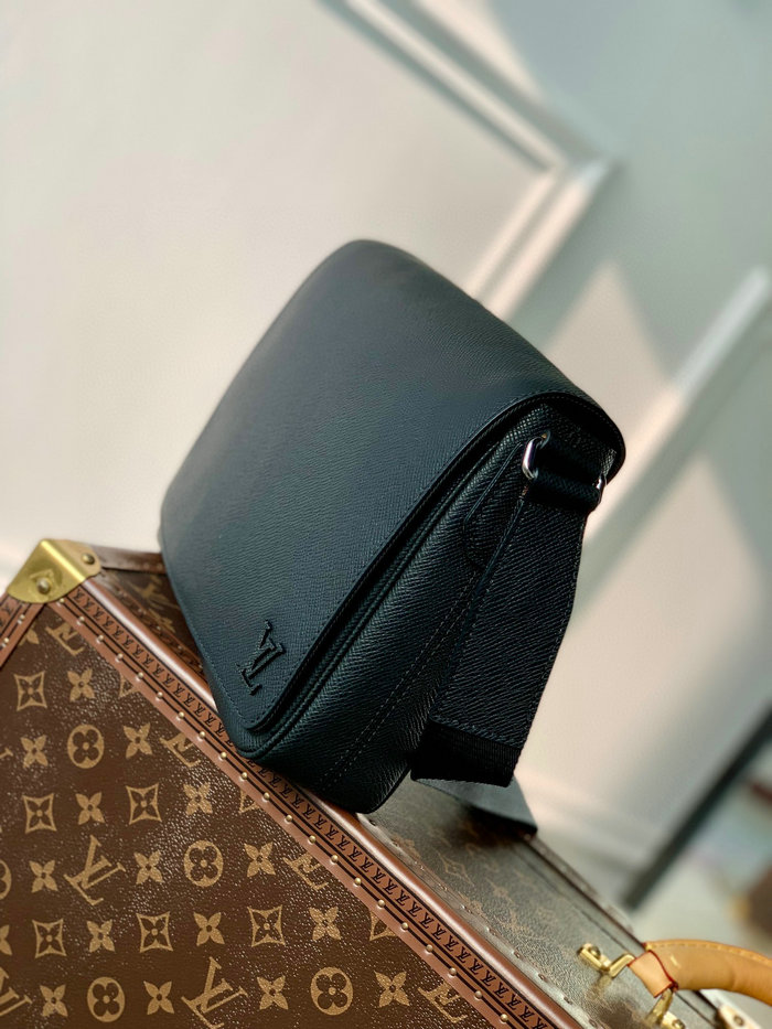 Louis Vuitton DISTRICT PM Black M30861