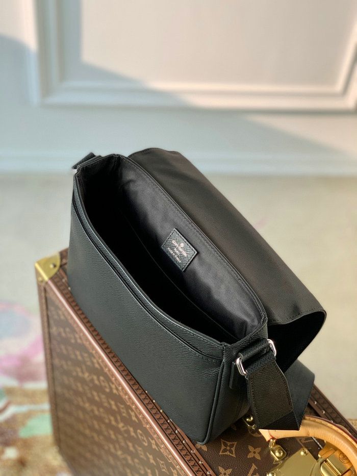 Louis Vuitton DISTRICT PM Black M30861