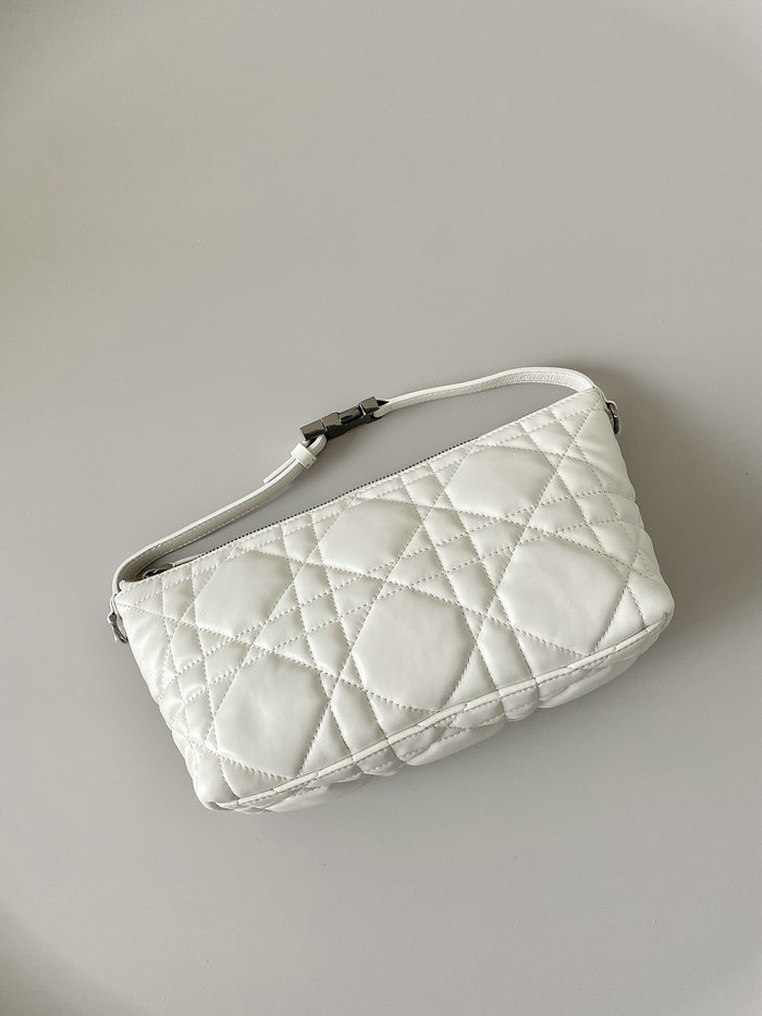 Medium Diortravel Nomad Pouch White D6801