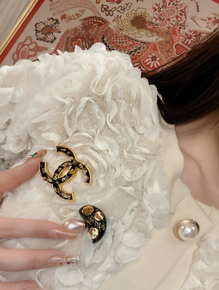 Chanel Brooch CR03