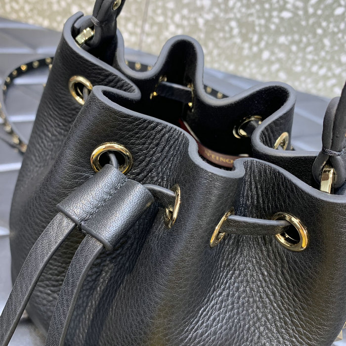 Valentino Garavani Rockstud bucket bag Black V0319