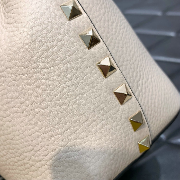 Valentino Garavani Rockstud bucket bag White V0319