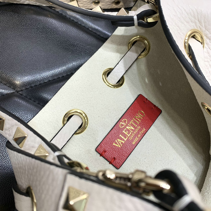 Valentino Garavani Rockstud bucket bag White V0319