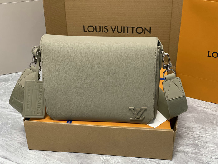 Louis Vuitton Takeoff Messenger M22505