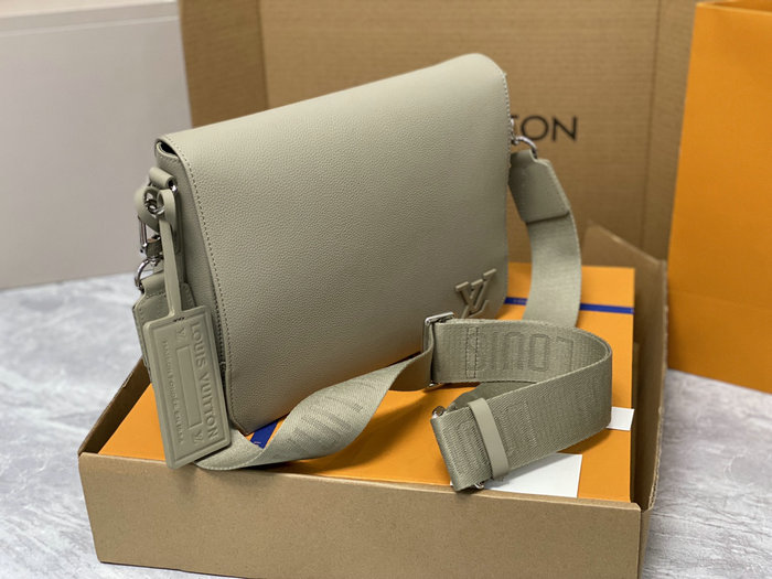 Louis Vuitton Takeoff Messenger M22505