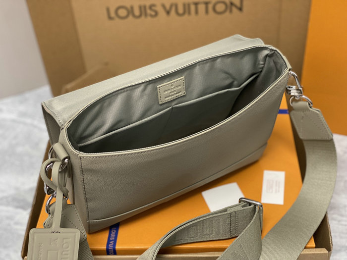 Louis Vuitton Takeoff Messenger M22505