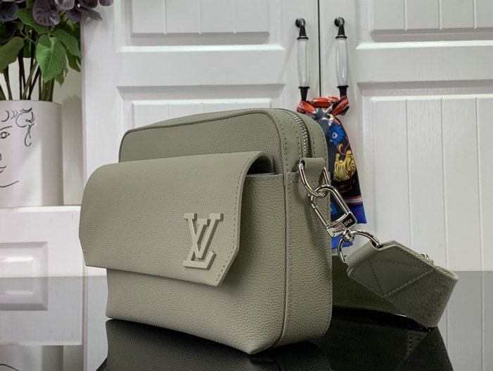 Louis Vuitton Fastline Messenger M22611