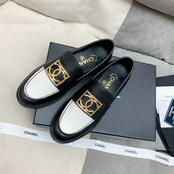 Chanel Leather Loafers SNC080605