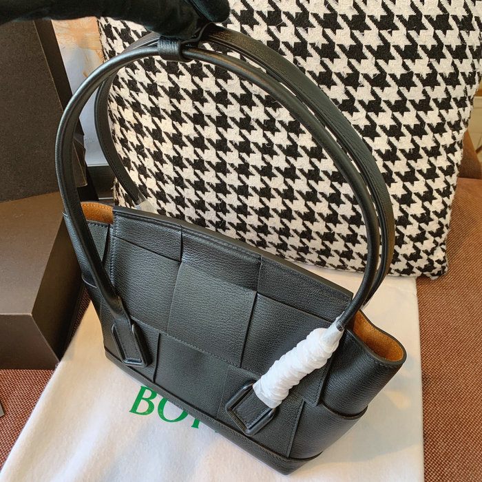 Bottega Veneta Small Arco 33 bag Black B1007