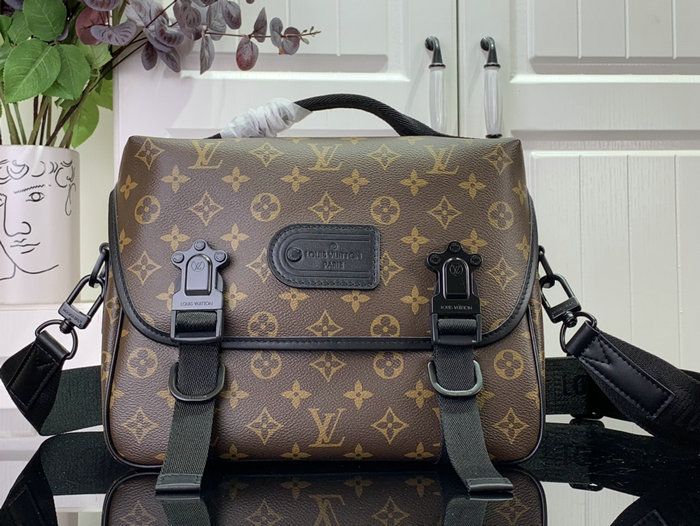 LV Trail Messenger M46972