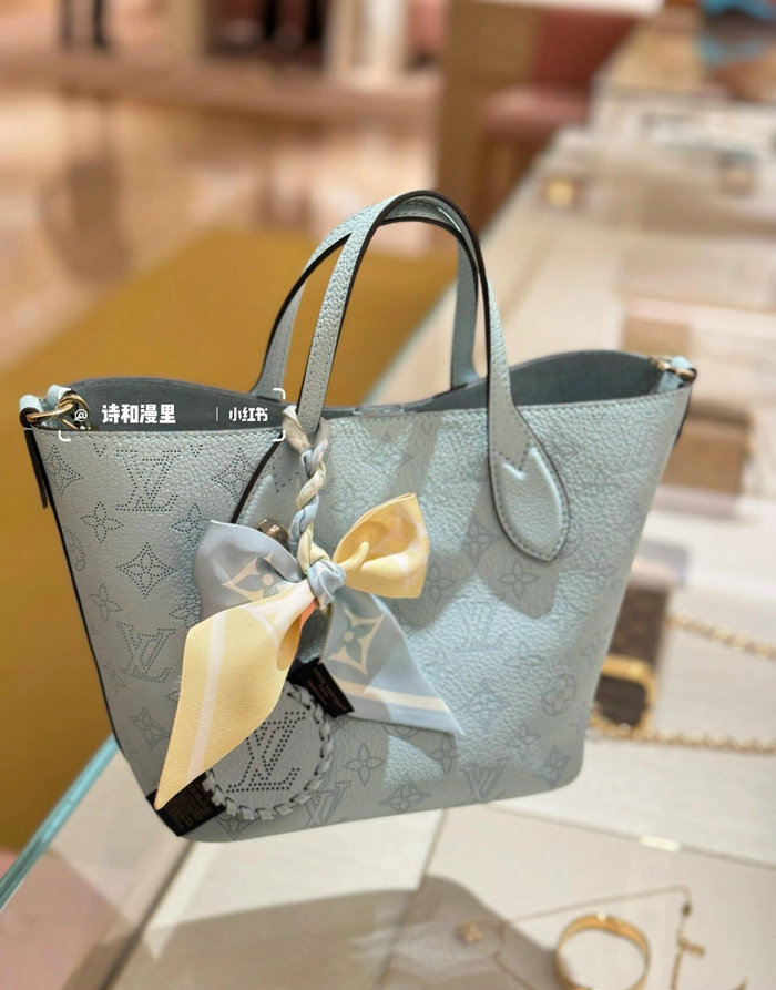 Louis Vuitton Blossom PM Light Blue M21909