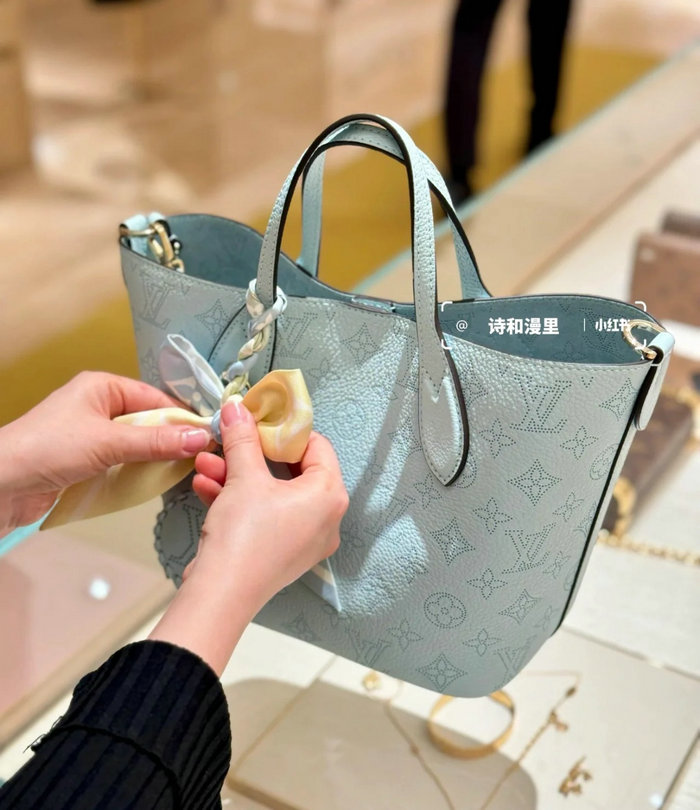 Louis Vuitton Blossom PM Light Blue M21909