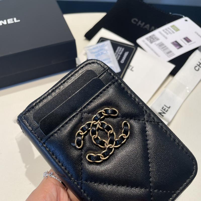 Chanel 19 Card Holder AP2701